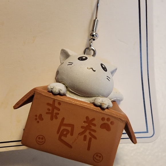 Cat in a Chinese food carryout box fish hook earrings NWT - Picture 6 of 6